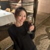 ホテルのベッドで飛び跳ね炎上の美人ママインフルエンサーが謝罪も「お子さんが気の毒」批判が止まぬ理由のイメージ画像