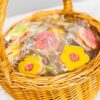 駅で「留学生です 生活が苦しいのでお菓子を買ってください」と書いた紙を見せられた…SNS投稿に「同情して買っちゃった」「詐欺なの？」の声も続々…善意でも“数百円の人助け”がダメな理由のイメージ画像